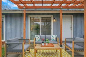 Terrace/patio - Wine Country Garden Retreat & Free Wine Tastings! (McMinnville)