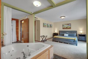 3 bedrooms, desk, iron/ironing board, free WiFi - Wine Country Garden Retreat & Free Wine Tastings! (McMinnville)