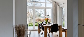 Det eksklusive feriehuset "Schleihaus Windrose" er ideelt for en familie på 6 eller vennlige par. Rundt 200 meter lenger finner du badeplassen for en forfriskende dukkert på varme sommerdager.