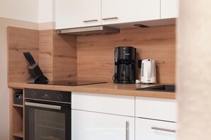 Refrigerador, horno, placa de cocina, cafetera/tetera