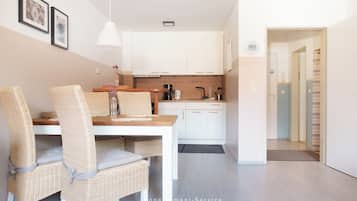 Frigorífico, horno, placa de cocina y cafetera o tetera