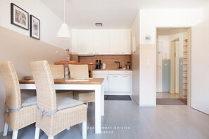 Refrigerador, horno, placa de cocina, cafetera/tetera