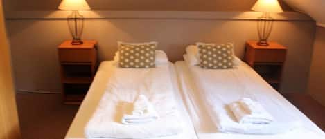 Habitación estándar con 2 camas individuales, baño compartido | Cortinas blackout, insonorización y ropa de cama