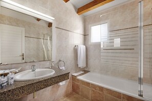 Standard Apartment, 1 Bedroom | Bathroom | Shower, free toiletries, towels, soap - TRH Tirant (Mercadal)