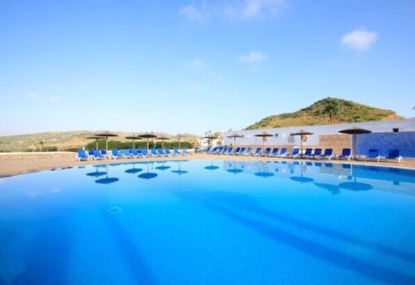 Piscina stagionale all'aperto, ombrelloni da piscina, lettini