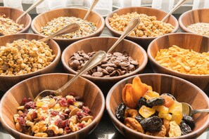 Desayuno buffet (EUR 5 por persona)