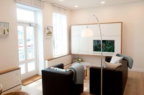 DVD-Player, Bücher, Musikbibliothek, Stereoanlage