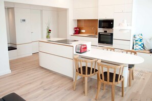 ثلاجة، ميكروويف، فرن، غسالة أطباق