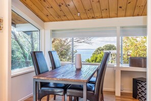House, 2 Bedrooms | In-room dining - Beautiful Home with Stunning Sea View (Auckland)