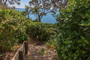 Property grounds - Beautiful Home with Stunning Sea View (Auckland)