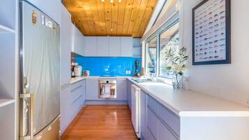 House, 2 Bedrooms | Private kitchen | Full-sized fridge, microwave, oven, stovetop