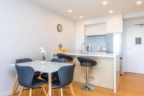 Apartamento, 2 habitaciones | Servicio de comidas en la habitación