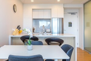 Apartment, 2 Bedrooms | In-room dining - Brand New 2 Bedroom on Queen Street (Auckland)