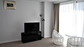Apartment, 2 Bedrooms | Living area