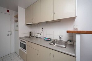 Studio | Private kitchenette - Quiet, Peaceful Studio with a Balcony (Auckland)