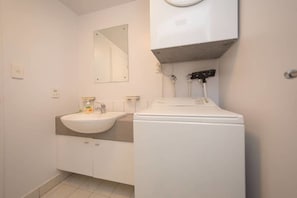Studio | Laundry - Quiet, Peaceful Studio with a Balcony (Auckland)