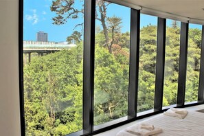 Apartment, 2 Bedrooms | 2 bedrooms, iron/ironing board, free WiFi, bed sheets - Stunning Panoramic Views in the City:Free Parking (Auckland)