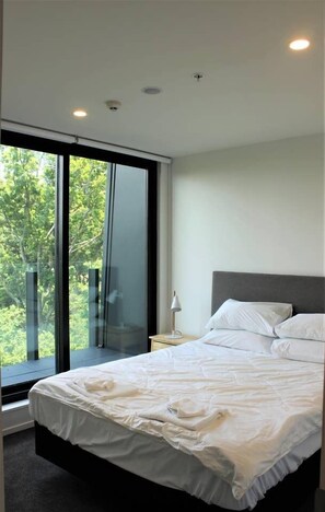 Apartment, 2 Bedrooms | 2 bedrooms, iron/ironing board, free WiFi, bed sheets - Stunning Panoramic Views in the City:Free Parking (Auckland)