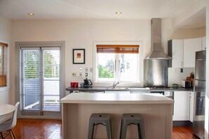 House, 2 Bedrooms | Private kitchen | Full-size fridge, microwave, oven, stovetop - Remuera at its Best (Auckland)