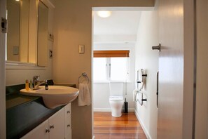 Talo, 2 makuuhuonetta | Kylpyhuone | Suihku, pyyhkeet, saippua, vessapaperi