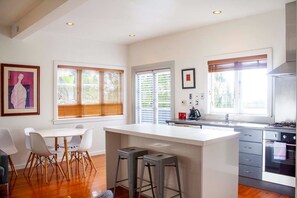 House, 2 Bedrooms | Private kitchen | Full-size fridge, microwave, oven, stovetop