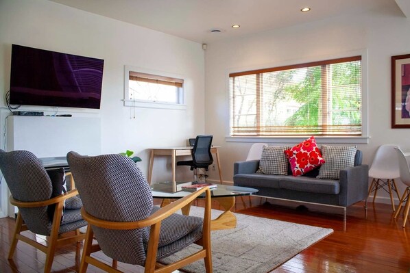 Talo, 2 makuuhuonetta | Oleskelualue | Älytelevisio, takka