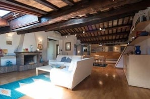 Smart TV y chimenea