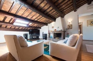 Smart TV y chimenea