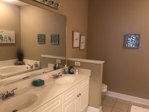 Combined shower/bathtub, hair dryer, towels