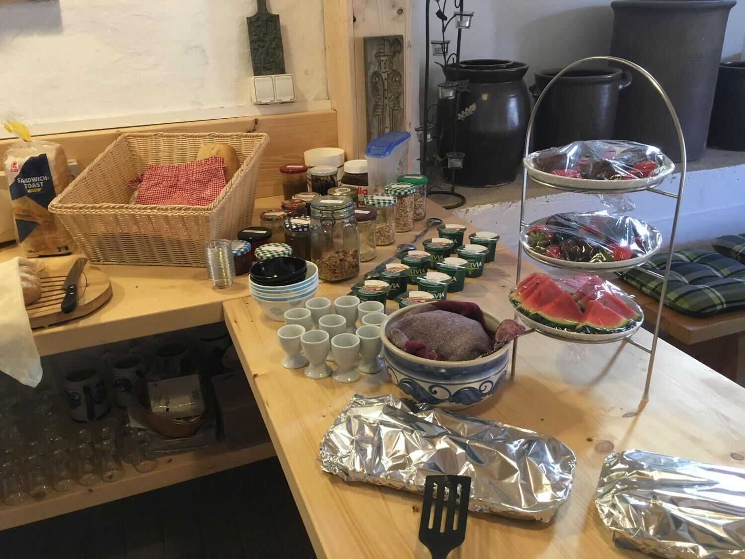Een aanrecht met verschillende soorten eten, keukengerei en verpakkingen.