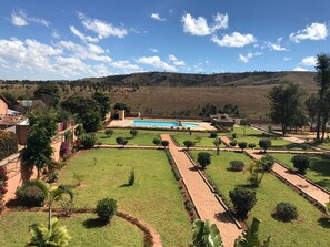 Alberca al aire libre, sombrillas en la alberca y camastros 