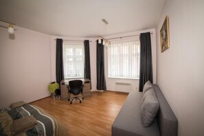 Estúdio | Escrivaninha, espaço de trabalho para notebook, cortinas blackout