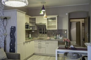 Departamento, 1 habitación | Cocina privada | Refrigerador, microondas, parrilla de estufa y cafetera y tetera 