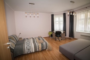 Escritorio, espacio para trabajar con laptop y cortinas blackout 