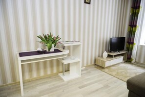 Apartamento, 1 quarto | Escrivaninha, espaço de trabalho para notebook, cortinas blackout