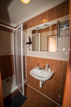 Studio | Badezimmer | Dusche, kostenlose Toilettenartikel, Haartrockner, Handtücher