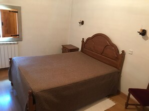 1 bedroom, bed sheets