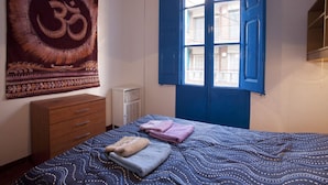 Iron/ironing board (on request), WiFi (free), bed sheets - El Faro B&B (Barcelona)