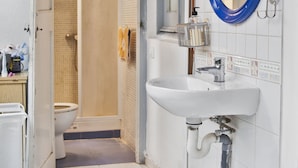Shower, hair dryer, towels - El Faro B&B (Barcelona)