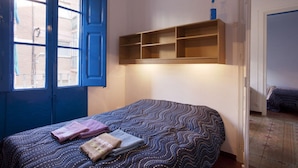 Iron/ironing board (on request), WiFi (free), bed sheets - El Faro B&B (Barcelona)