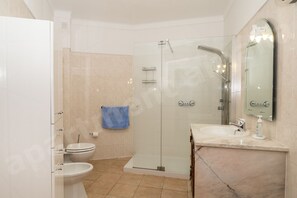 Douche, sèche-cheveux, serviettes fournies