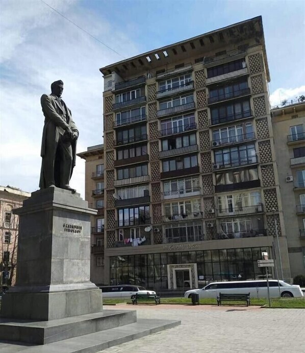 Front of property - Apartment on Dimitri Uznaze (Tbilisi)