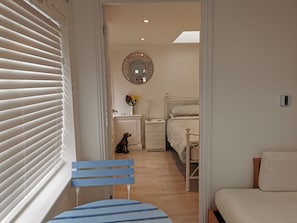 1 soverom, skrivebord, lydisolert og strykejern/-brett