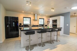 House, 3 Bedrooms | Private kitchen | Fridge, oven, coffee/tea maker, toaster