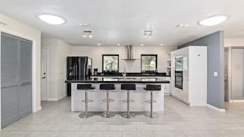 Casa, 3 habitaciones | Cocina privada | Cafetera y tetera, refrigerador, horno y tostadora
