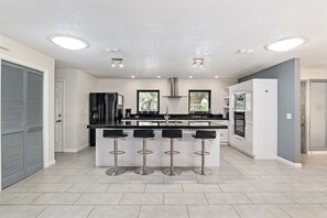 Maison, 3 chambres | Cuisine privée | Cafetière-théière, réfrigérateur, un four, grille-pain