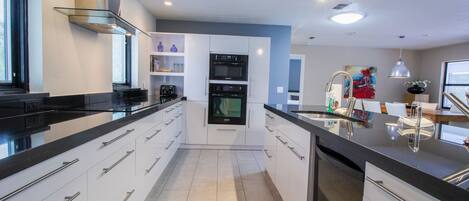 House, 3 Bedrooms | Private kitchen | Fridge, oven, coffee/tea maker, toaster