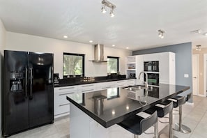 Casa, 3 quartos | Cozinha privada | Cafeteira/chaleira, geladeira, fogão, torradeira