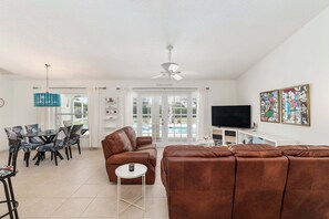 Ferienhaus, 2 Schlafzimmer | Wohnbereich | Fernseher