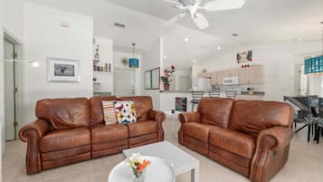 Ferienhaus, 2 Schlafzimmer | Wohnbereich | Fernseher